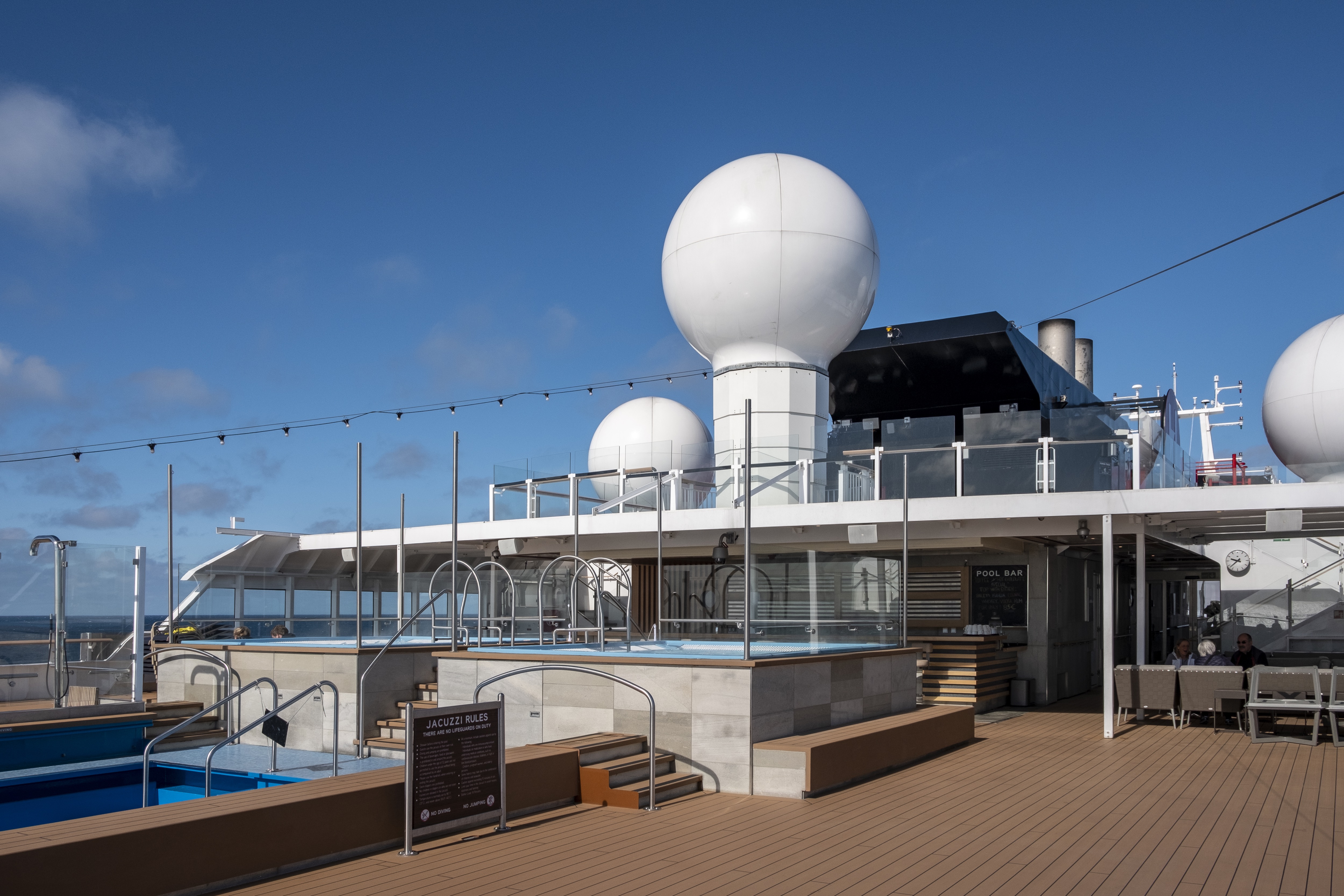 MS Roald Amundsen - Hot Tub & Pool